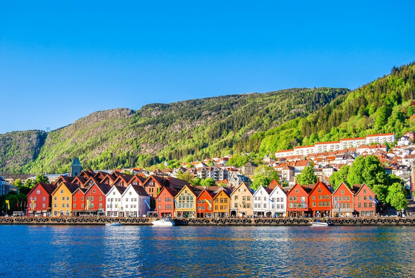 FJORDS - "Cap Nord-Ouest : Fjords et villes côtières de légende" - p.134-135