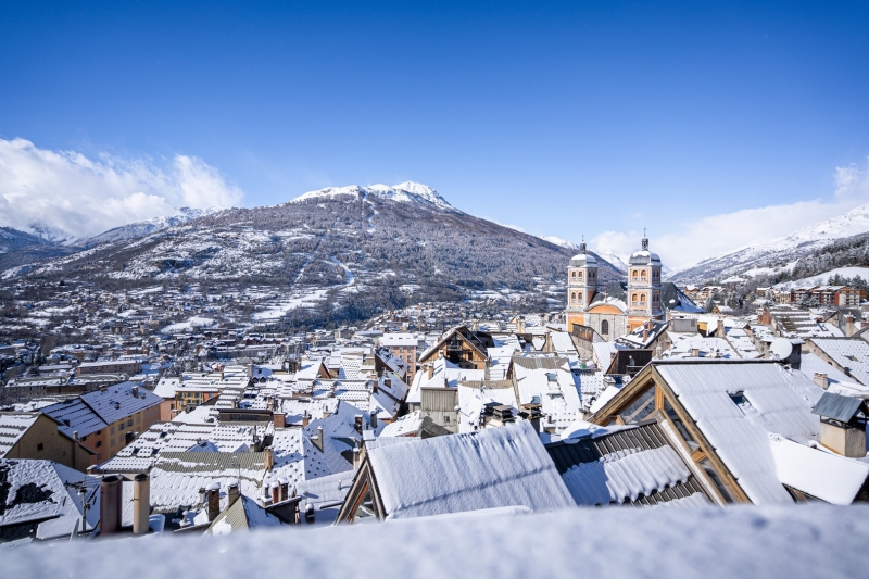 HAUTES ALPES : Sur les pistes de Serre Chevalier (p.72 &amp; 73)