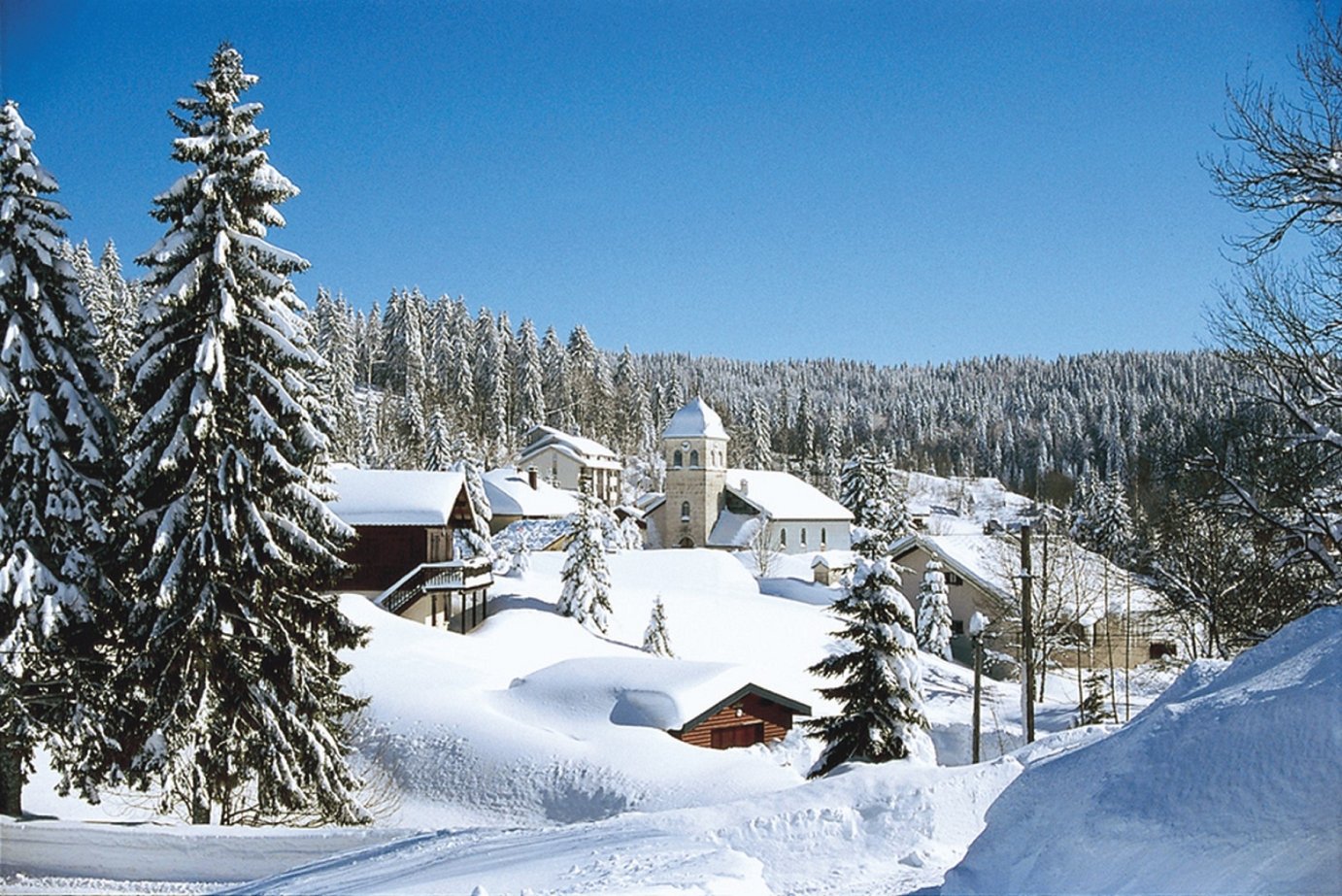 JURA : Les charmes du Jura en hiver (p.84 &amp; 85)